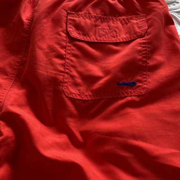 Vineyard vines Swim Trunks. - Picture 5 of 7